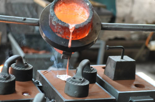 圧縮鋳造: 応用と利点に関する包括的なガイド